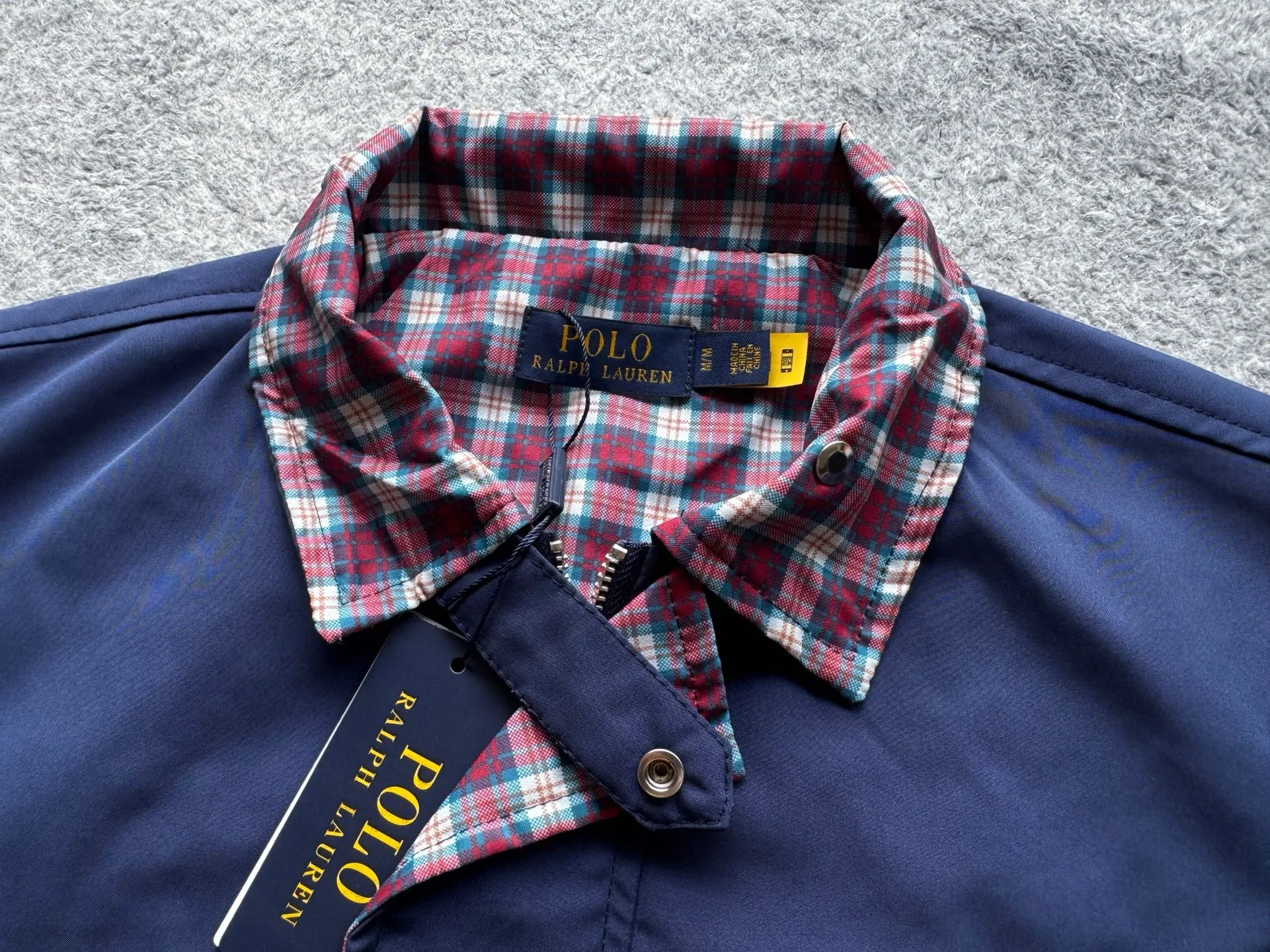 P300 💙Ralph Lauren Vintage Harrington Jacket, dark indigo with red pony logo, full of British retro feel! Soft fabric, comfortable to wear, classic fit + lapel design, plaid embellishments on cuffs and collar, great details ✨ The Harrington jacket represents low-key and approachability. In other words, it is not as rigid as a Chinese tunic suit, nor as high-end as a suit. Another point is that the Harrington jacket is adaptable. It does not look strange to wear on almost any figure or occasion. No matter you are young and handsome or you are middle-aged and fat, this style of jacket can hold up.               Color: Navy Blue Apricot Size: Length Bust Shoulder Width Sleeve Length M 68 124 57 60 L 70 128 58.5 62 XL 72 132 60 64